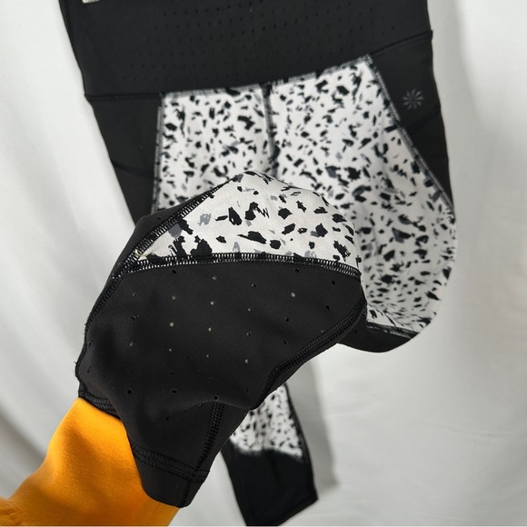 Athleta Stealth TruCool Capri Leggings Airflow Panels XS Black/White Athleisure - Picture 7 of 11